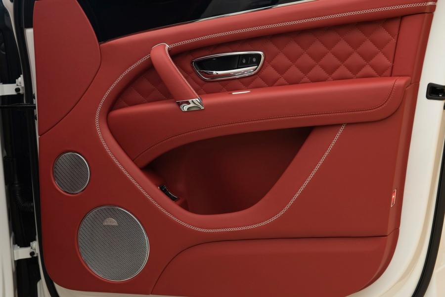 Детали интерьера Bentley Bentayga W12 Centenary Specifications 2020 года  (UAE) (фото 7 из 10)
